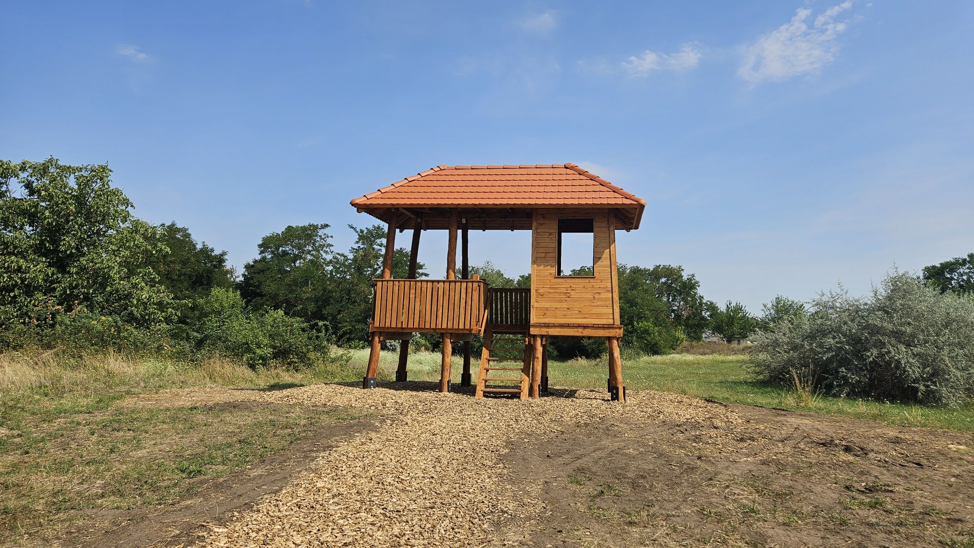 Madármegfigyelõ torony Madármegfigyelõ torony